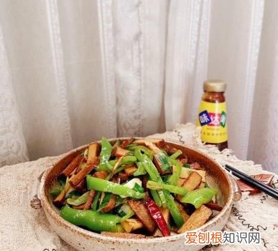 这道青椒炒香干比大厨做的还好吃英语