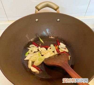 这道青椒炒香干比大厨做的还好吃英语