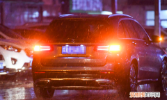 路边临时停车开什么灯