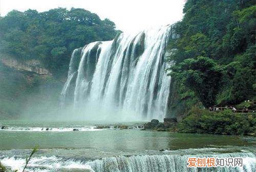 望庐山瀑布抒发了什么之情，望庐山瀑布抒发了作者的什么之情?