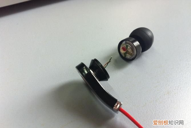 耳机应该怎么绕线,耳机线怎么缠 如何缠耳机的线