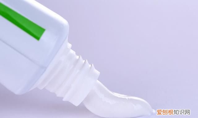 生活技巧小妙招小白鞋发黄怎样洗