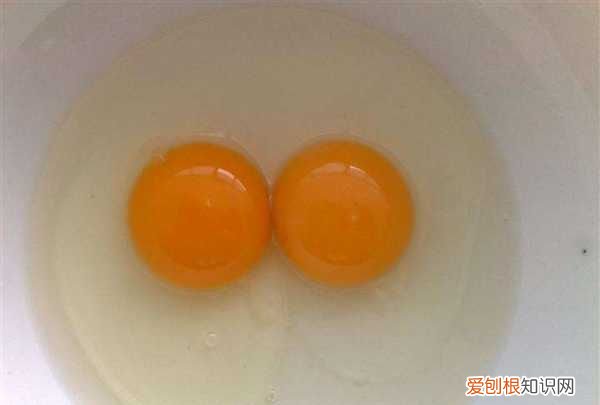 为什么土鸡蛋的蛋黄颜色特别黄