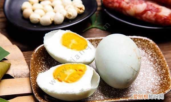 盐蛋咸了怎样去掉里面的盐，咸鸭蛋太咸了怎么办怎么让它变淡