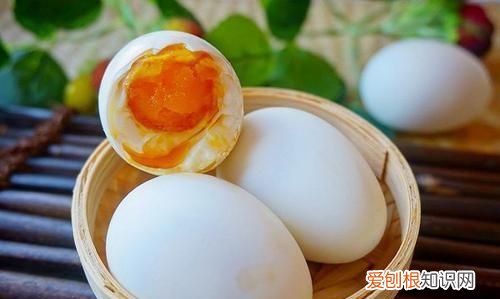 盐蛋咸了怎样去掉里面的盐，咸鸭蛋太咸了怎么办怎么让它变淡