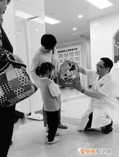 如何纠正走路一瘸一拐，脱拐第二天怎么走路一瘸一拐怎么锻炼