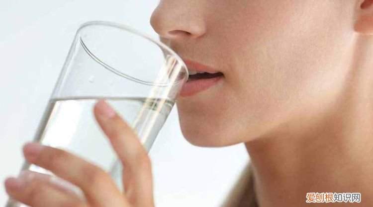 总想喝水是什么原因，女性最近口干舌燥总想喝水怎么回事