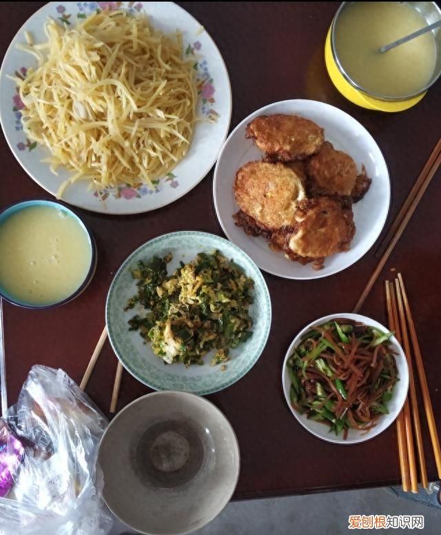 吃喝记录：农村人的丰盛早餐以鸡蛋为主，主食煎饼喝的玉米粥胡豆