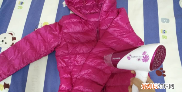 羽绒服钻毛钻绒怎么办，羽绒服钻绒怎么办?只需两招就能轻松解决