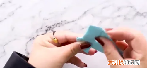 往上飞的竹蜻蜓怎么折，怎样用纸做竹蜻蜓可以飞的