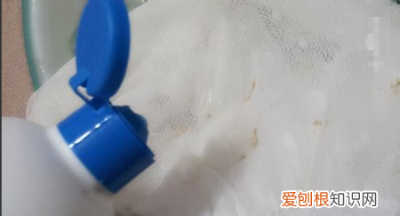 白色衣服上的旧油渍怎么去除，白色衣服上的油渍怎么去除小窍门