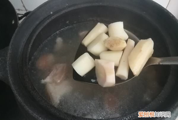 清炖猪脚怎么把汤熬白，清炖猪脚汤的家常做法