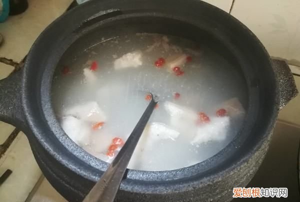 清炖猪脚怎么把汤熬白，清炖猪脚汤的家常做法