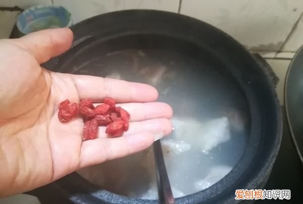 清炖猪脚怎么把汤熬白，清炖猪脚汤的家常做法