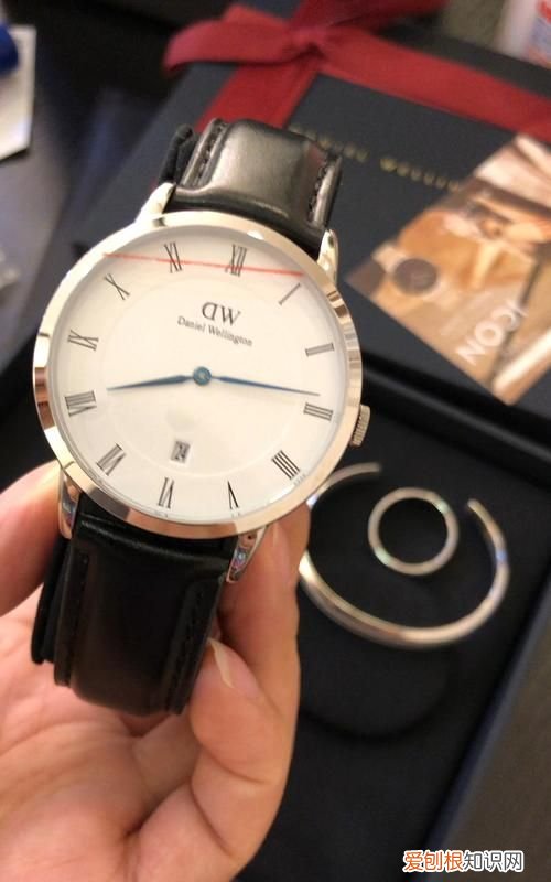 dw怎么调时间，dw蓝针手表怎么调日历视频