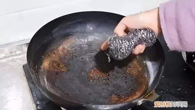 电热锅糊锅底去除妙招 不粘锅烧糊了锅底黑了怎么擦