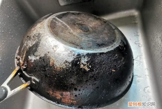 电热锅糊锅底去除妙招 不粘锅烧糊了锅底黑了怎么擦