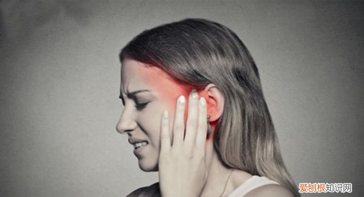两个耳朵发闷怎么回事,一只耳朵有闷塞感怎么回事