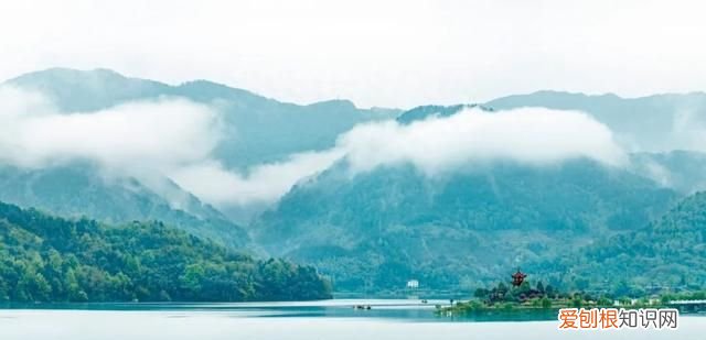 坐看黑云衔猛雨，忽作漫天白练垂