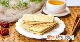 饼干属于可回收垃圾，过期饼干应放入什么颜色垃圾桶里面