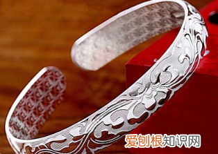 银手镯没带变黑是什么原因，银子好久没带发黑是什么原因