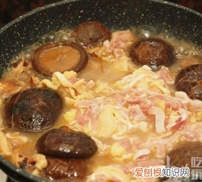 这道香菇墨鱼焖鸡肉比米其林大厨做的还好吃英语