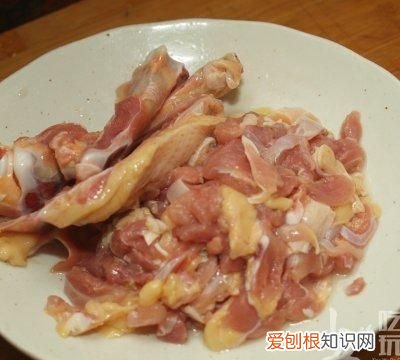 这道香菇墨鱼焖鸡肉比米其林大厨做的还好吃英语