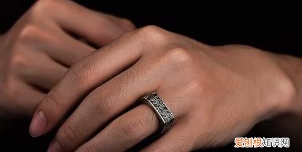 男生戴戒指戴哪只手,男人戴戒指应该戴在哪只手上