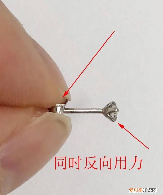 蝴蝶耳钉怎么取下来