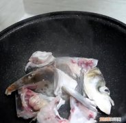 鱼头豆腐汤的家常做法简单,鱼头豆腐汤怎么做汤奶白