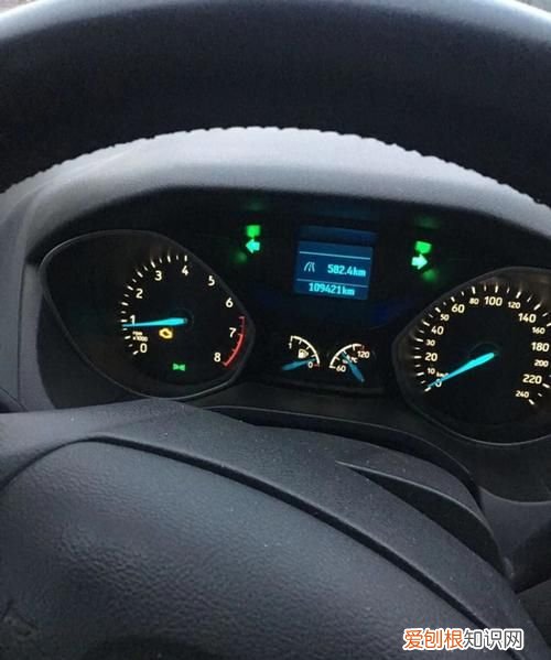 发动机一直亮黄灯但一切正常,汽车自检时发动机黄灯不灭正常