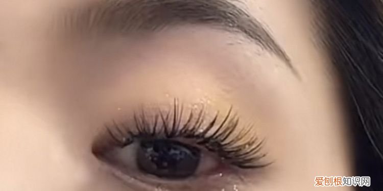 接种的假睫毛怎么弄掉