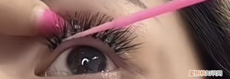 接种的假睫毛怎么弄掉