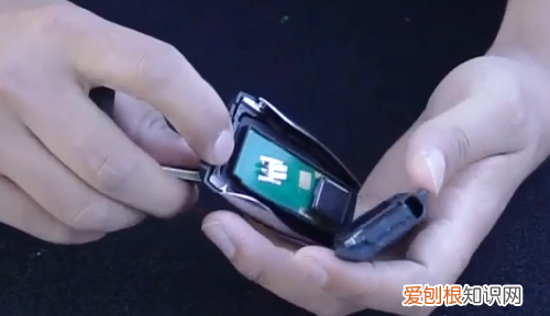 博越钥匙怎么换电池，吉利博越汽车钥匙电池怎么换视频
