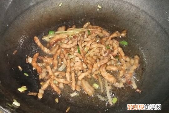 肉丝蛋炒饭怎么做，青椒肉丝蛋炒饭的做法