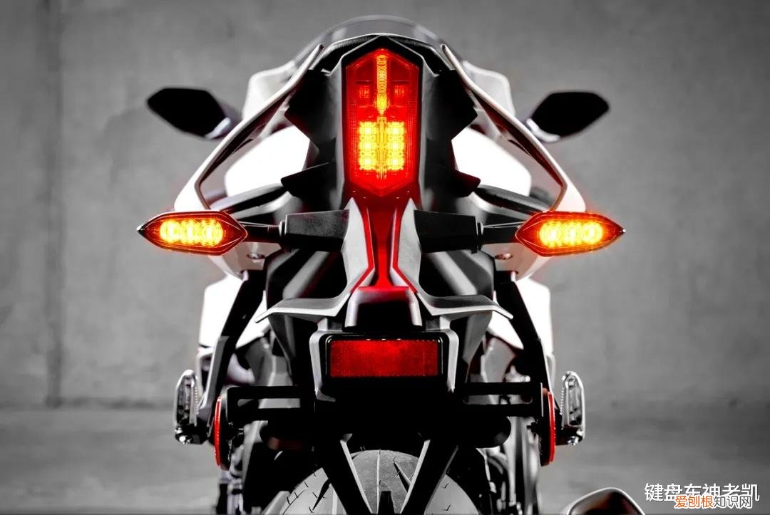 r1摩托车多少钱一辆？全新发布的这款，有着非常亮眼的黑科技