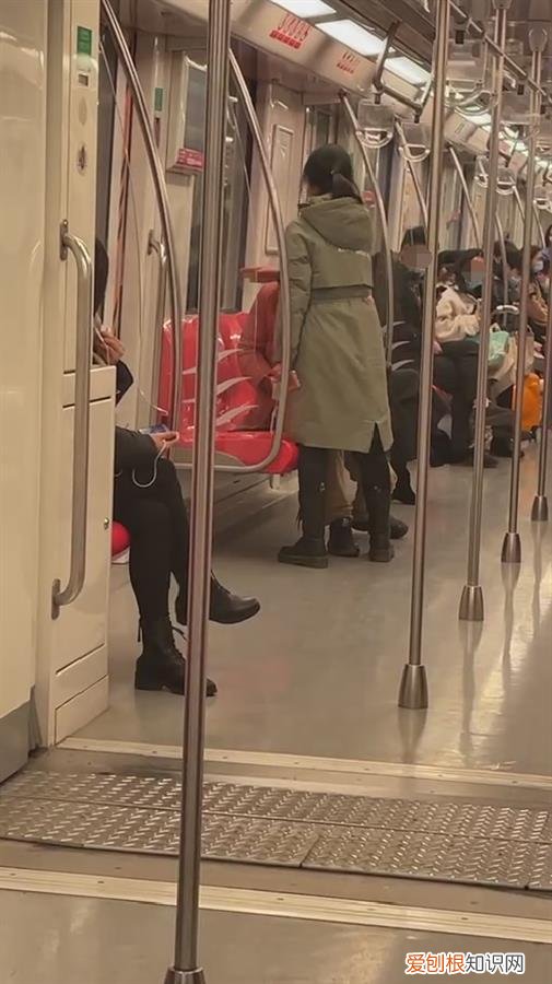 南京市男子地铁摸女生屁股被狂扇耳光