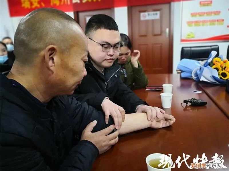 连云港市丢失了27年的男孩回来了，民警抑制不住放声大哭