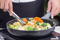 炒菜用什么锅好吃家庭用最健康？
