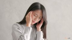 上眼睑脱皮的原因是什么？上眼睑脱皮会有哪些表现？