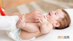 宝宝六个月之前应坚持母乳喂养吗？到底该何时给宝宝添加辅食？