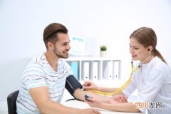 高血压初次检查都要检查什么?高血压患者一定要检查眼底变化