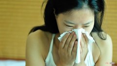 鼻炎的症状表现有哪些？慢性鼻炎会导致鼻息肉的产生吗？