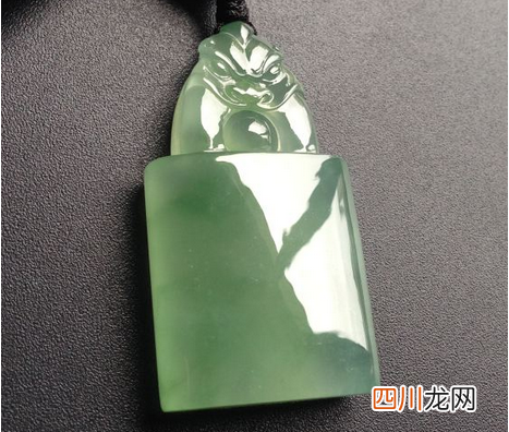 长期佩戴翡翠吊坠的好处 如何看翡翠吊坠的好坏