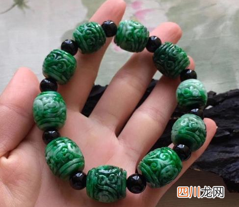翡翠莲花手串有什么寓意 佩戴翡翠玉莲花手串有什么好处