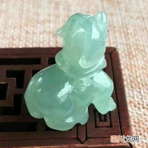 翡翠狗适合什么人佩戴 佩戴翡翠狗有什么好处