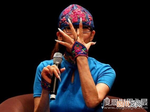 中国手指甲最长的人，杨丽萍坚持40年留5厘米的受指甲