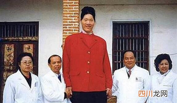 第一女巨人 世界上最高的女人，中国姚德芬2.36米
