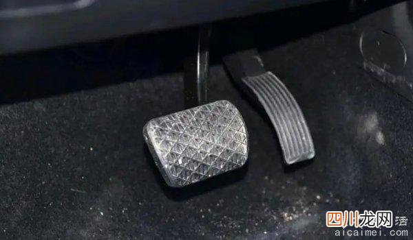 自动挡不用踩离合器 手动挡只踩刹车不踩离合会熄火吗