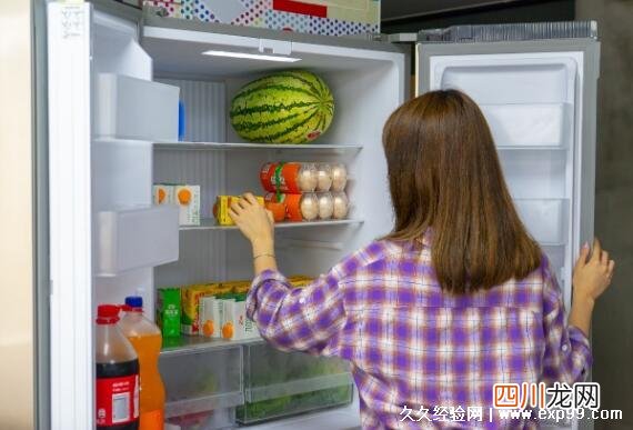 在冰箱里放碗热水就行 冰箱不制冷了怎么办教你一招